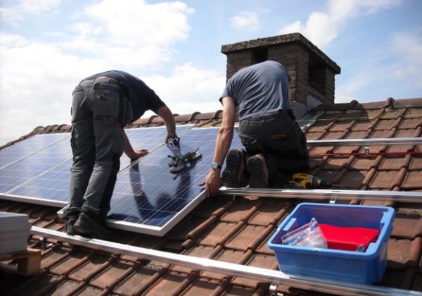 מבריקים לכם את הגג: איך מנקים פאנלים סולאריים ביתיים?