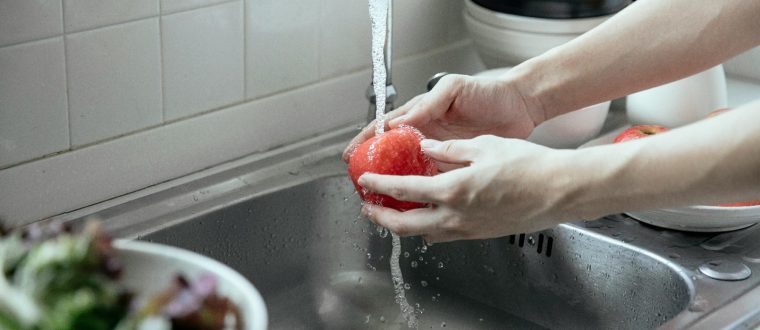 למה צריך לשטוף פירות וירקות לפני האכילה?